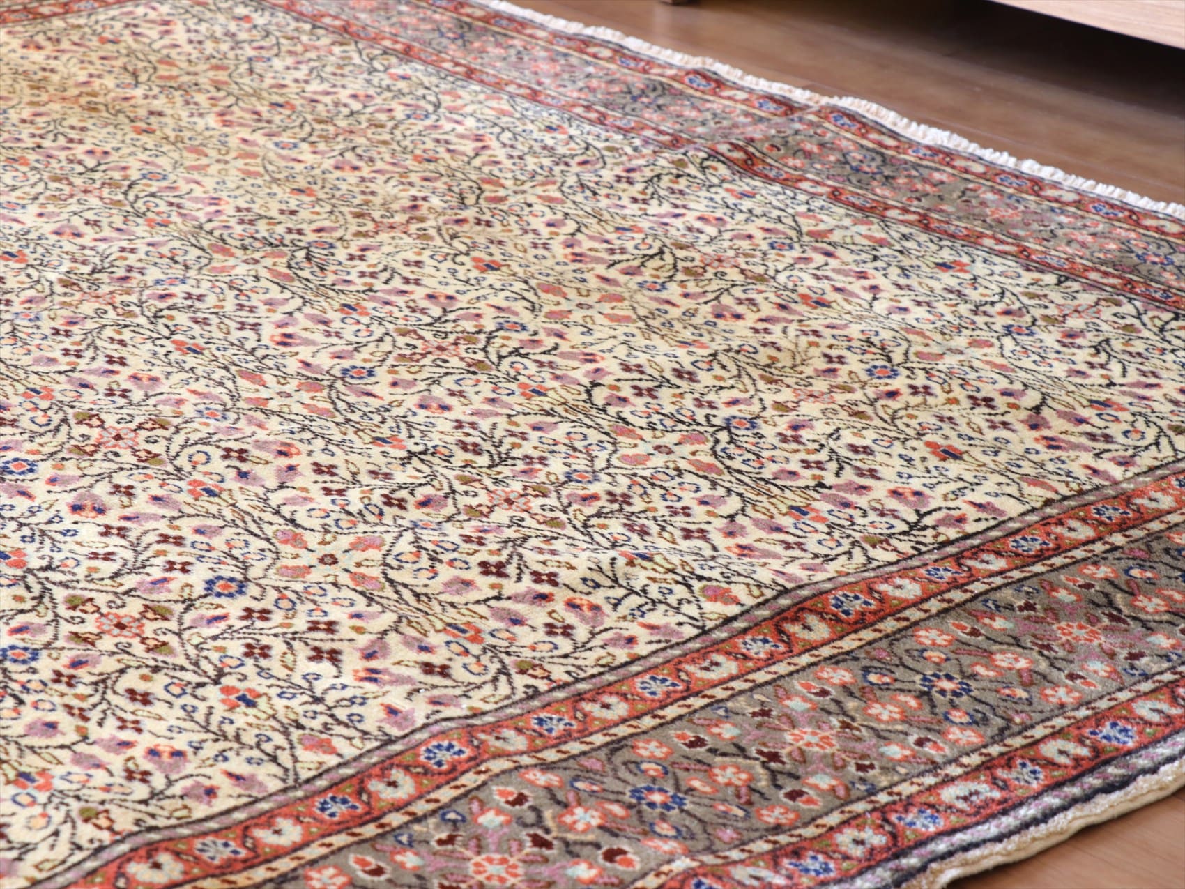 トルコ絨毯・カイセリ産手織りラグ287×192cm 細かな花のアラベスク模様
