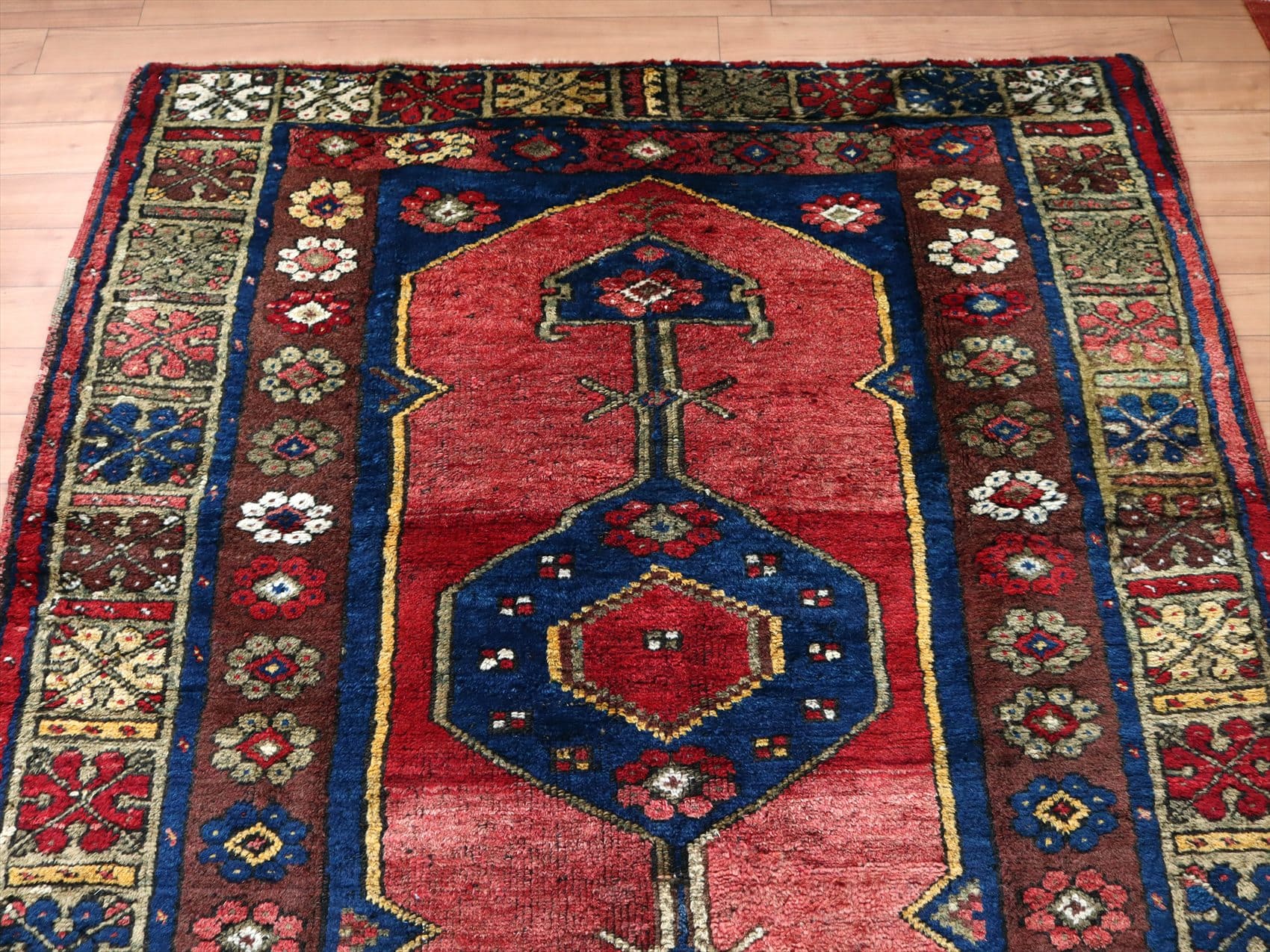 トルコ絨毯 オールドカーペット144×111cm レッド ブルー 小花のモチーフ