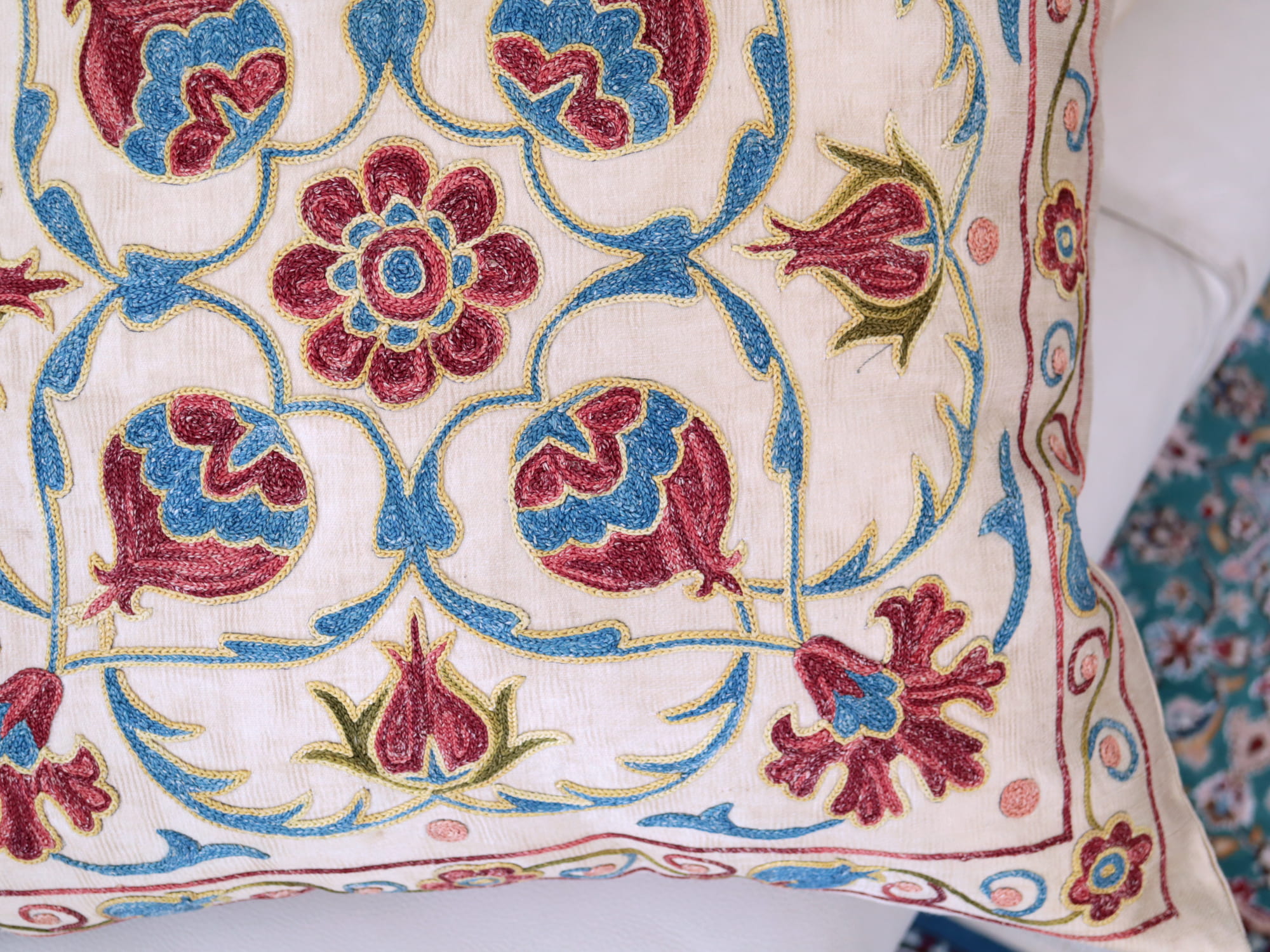 クッションカバー 50cm　シルク　スザンニ刺繍49×49cm ザクロの実とカーネーション ウズベキスタン　伝統の手刺繍