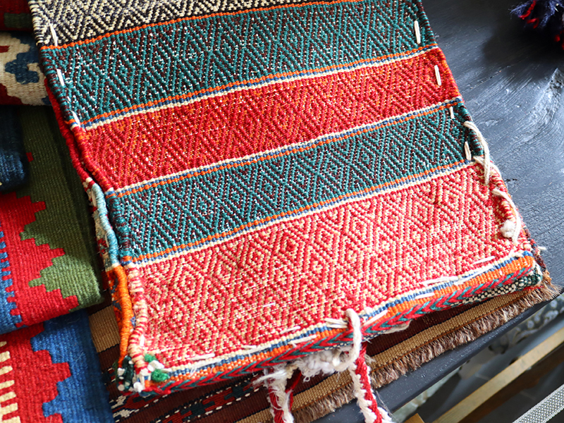 手織り遊牧民 のオールドキリム  約160×136cm