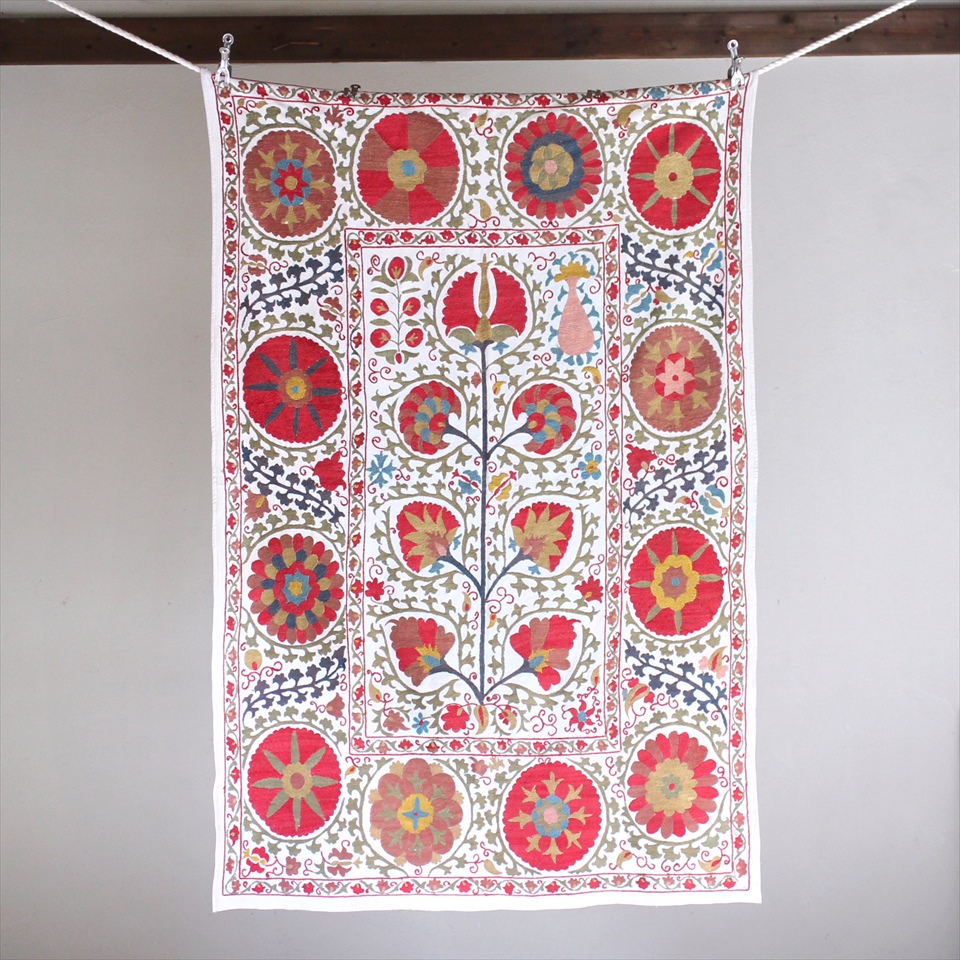 スザンニ刺繍・アンティークデザインリプロダクション154×102cm アンティークデザインを複製した伝統柄/生命の樹・大輪の花