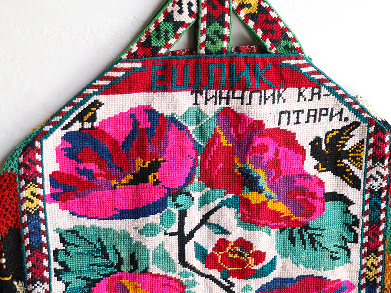 キリムスタイル / 刺繍布の袋 タッセル飾り付き 大輪の花と黒い鳥 キリムスタイル / 刺繍布の袋 タッセル飾り付き 大輪の花と黒い鳥