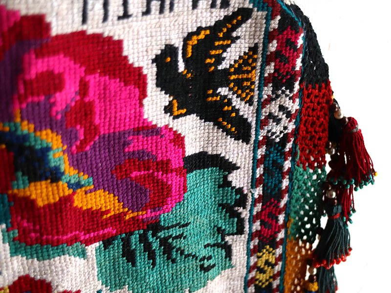 キリムスタイル / 刺繍布の袋 タッセル飾り付き 大輪の花と黒い鳥 キリムスタイル / 刺繍布の袋 タッセル飾り付き 大輪の花と黒い鳥
