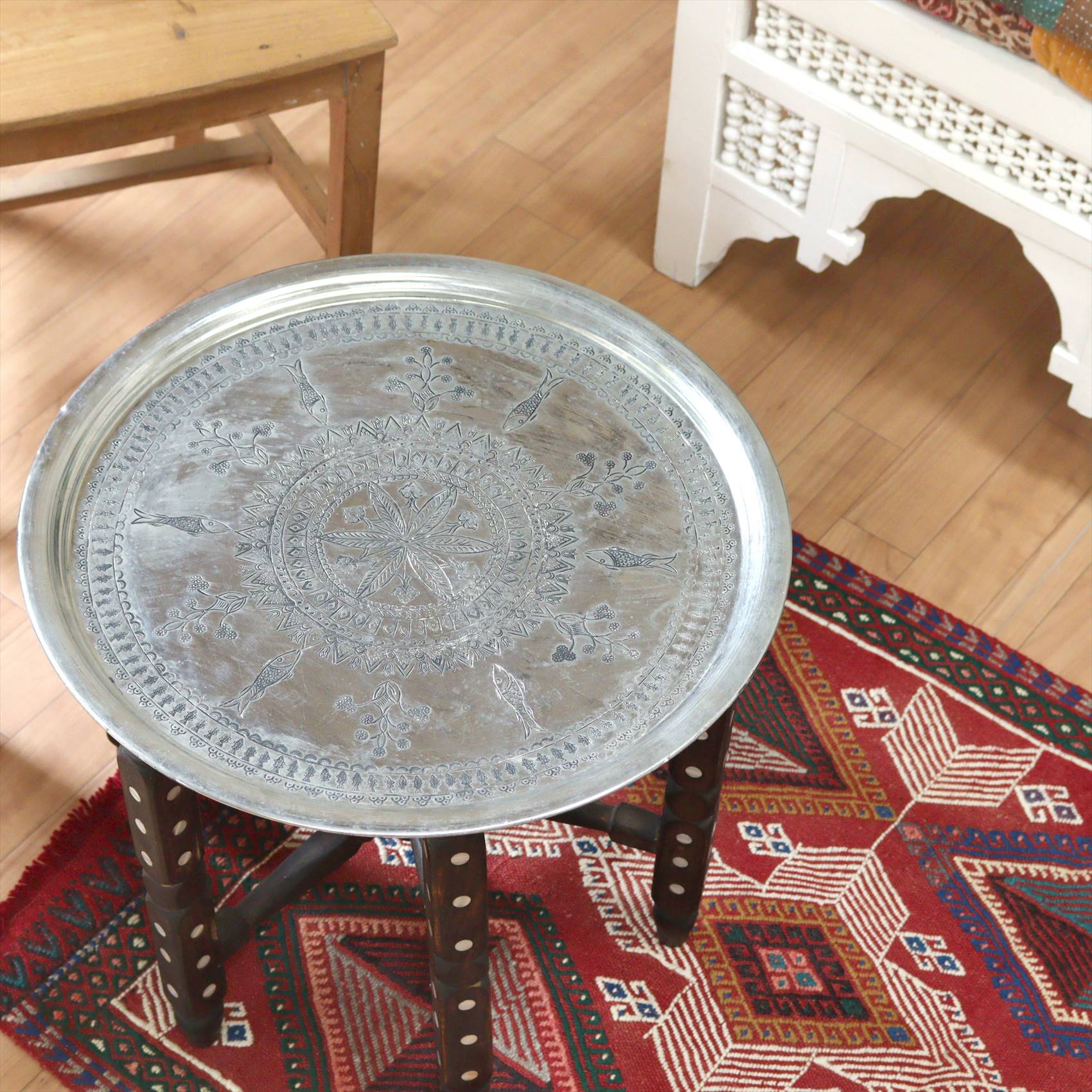 アナトリアの家具　銅製のトレイ・丸盆直径50cm/手作り・手彫り Turkish Nomadic round tray, Moroccan tray  table, Hand made